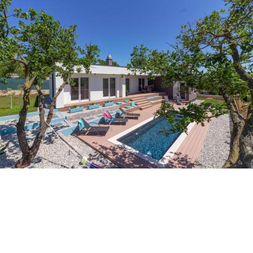 Villa Senorita in Pula with Pool