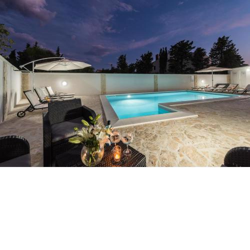 Villa Star 4 luxury apartment with a pool