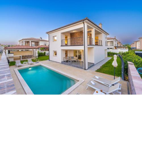 Villa Sunsea with heated pool
