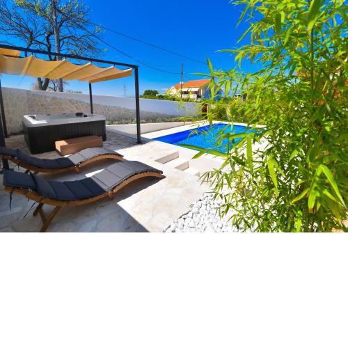 Villa Village Idylle with heated pool, sauna, jacuzzy and private parking