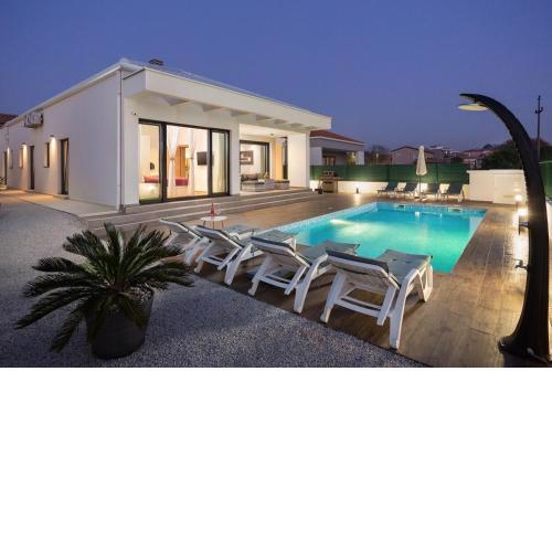 Villa with private pool near the town center, extra pool heating available