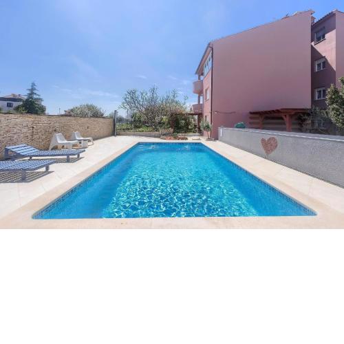 Wohnung in Fažana mit gemeinsamem Pool und Garten