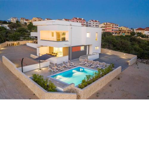 Zara luxury apartment with pool
